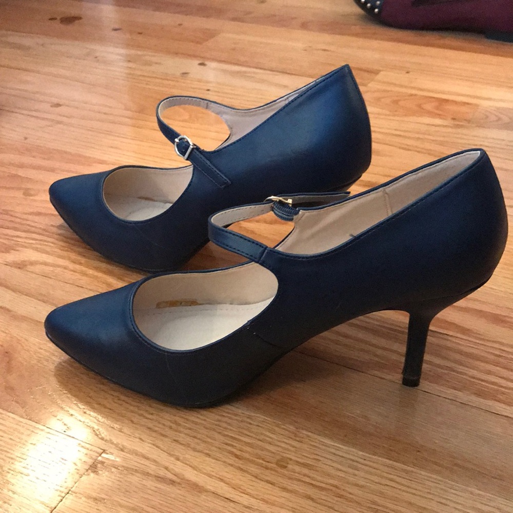 Navy heels